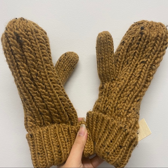✨NEW✨ COZY BROWN / BEIGE FLEECE GLOVES - Picture 1 of 7